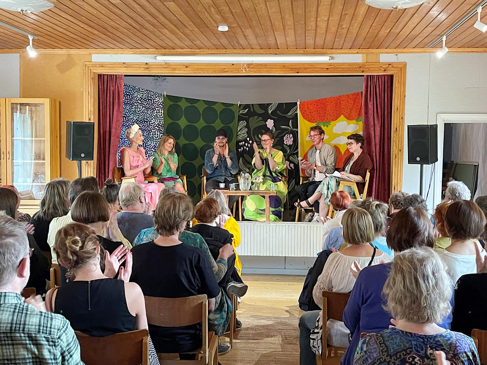 Heinävaaran seurojentalon lavalla kirjallisuudesta keskustelivat Merja Mäki, Silja Kejonen, Jussi Moila, Eppu Nuotio, Juha Itkonen ja Niina Miettinen.