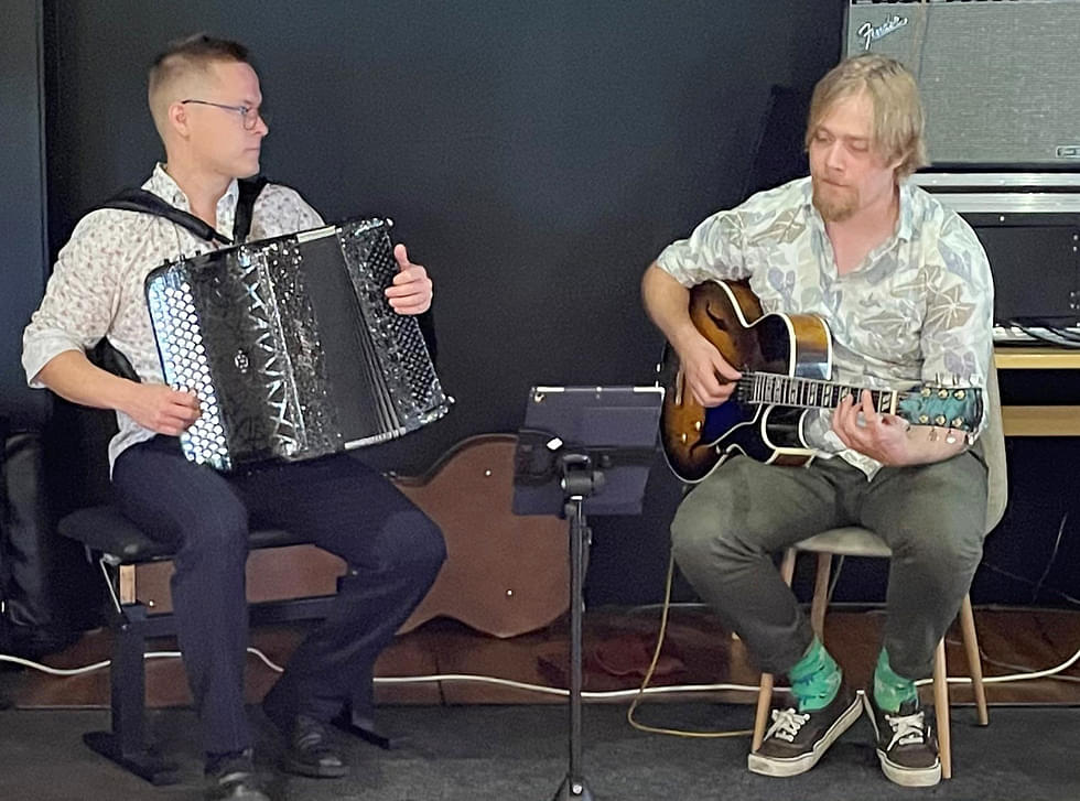 Jazzia ravintola Wirsuvaaran lounasvieraiden iloksi soittivat harmonikalla Janne Vänskä ja sähkökitaralla Pekka Kämäri.