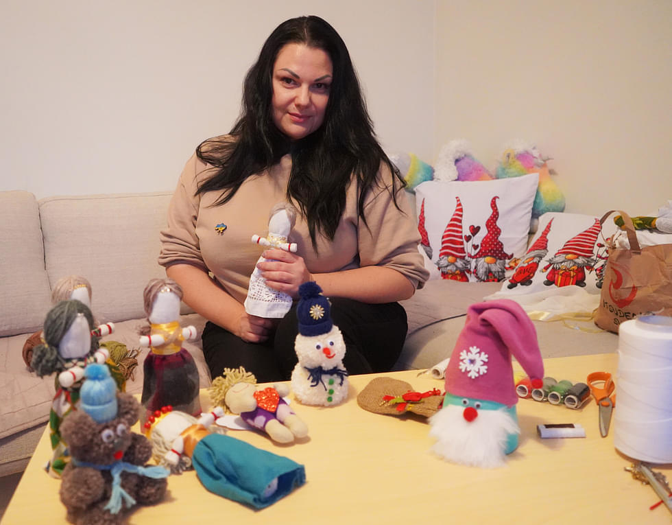 Mariia Kulbachna on taitava käsistään. Hän valmistaa perinteistä ukrainalaista nukkea mielellään. Myös monet eri kokoiset tontut valmistuvat hänen käsissään.