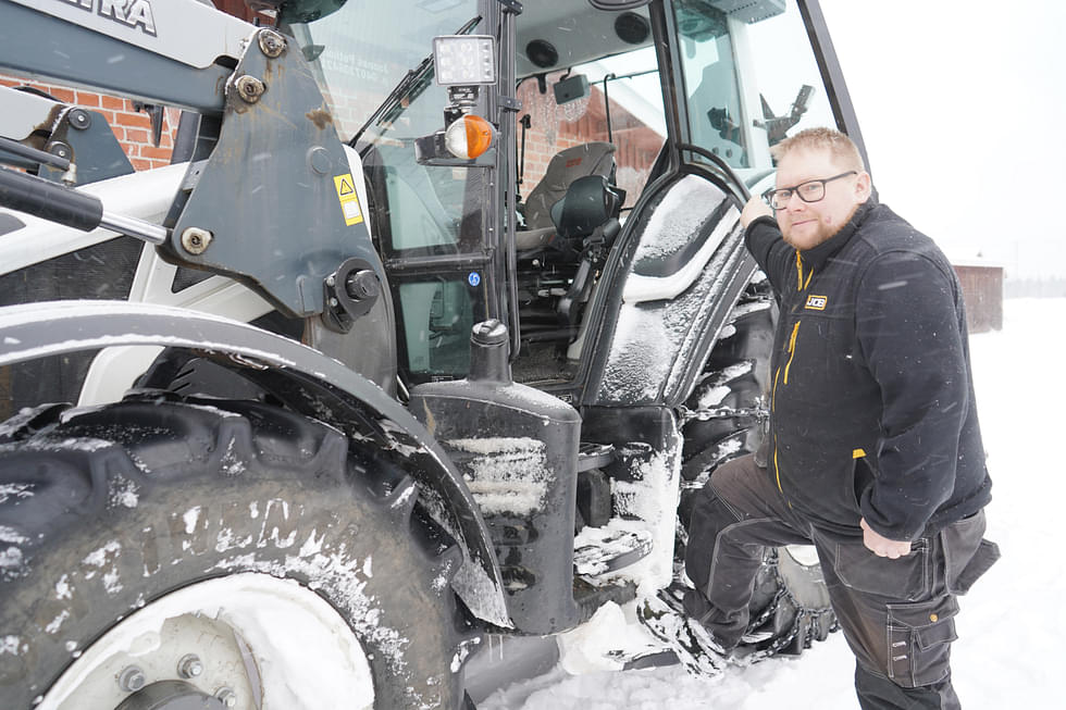 Ilomantsilainen Joonas Potkonen viettä vuorokauden monet tunnit traktorissa.