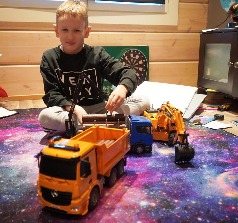 Seitsemänvuotias Antti Ikonen leikkii mielellään puurekoilla. Hän viihtyy hyvin myös isänsä rekka-auton kyydissä.