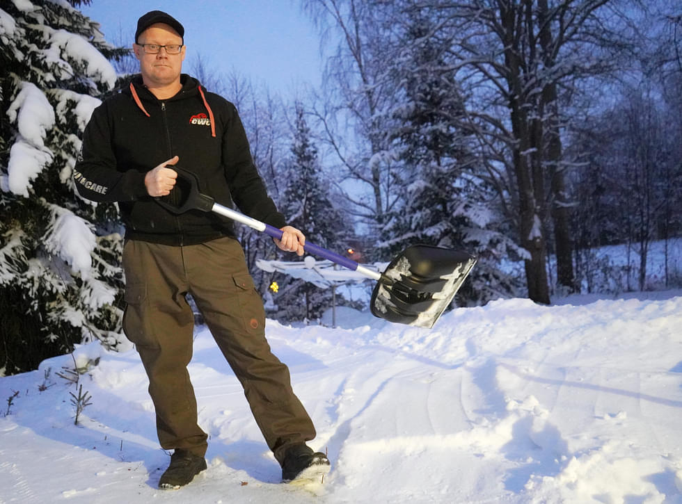 Tomi Heikkinen tuumii, että tänä talvena on ehtinyt olla lumitöitä jo riittämiin.