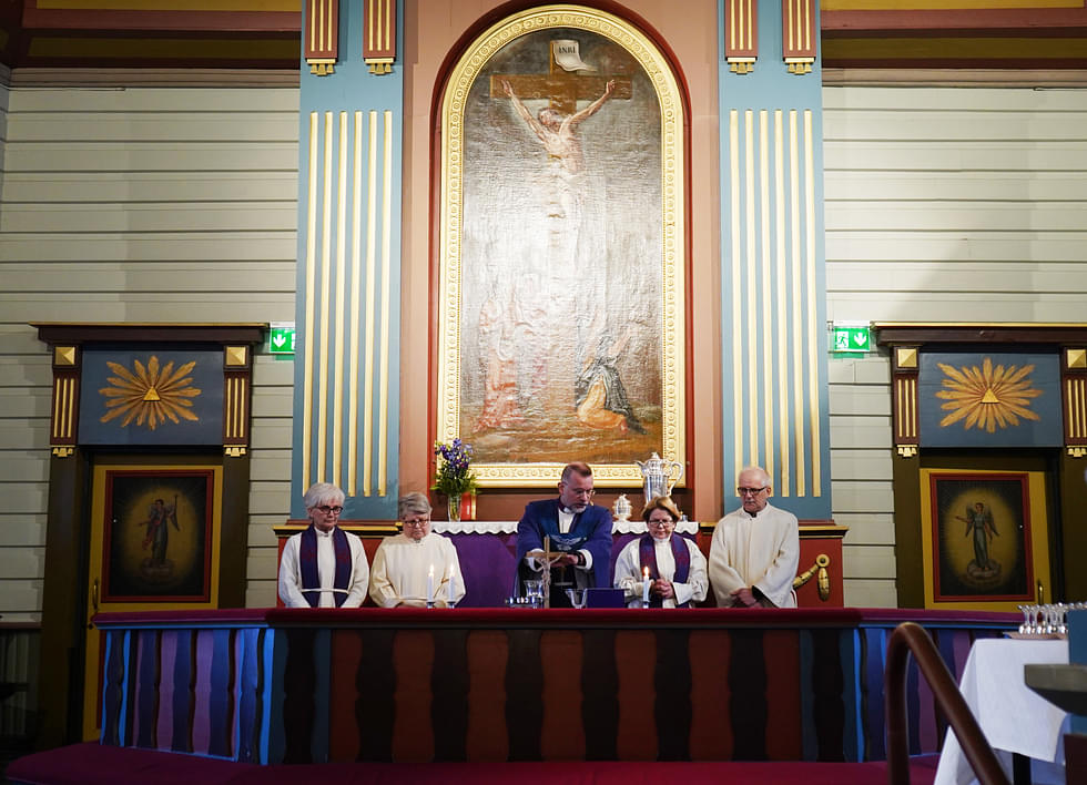 Anne Kilponen, Suvi Remes, piispa Jari Jolkkonen, Heli Kinisjärvi ja Ensio Kettunen suorittivat ehtoollisen jakamisen kirkon uudelleen käyttöönoton juhlamessussa.