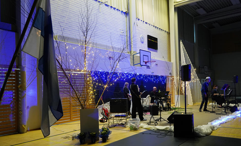 Tanssiyhtye Itätuuli tanssitti Pogostan koulun itsenäisyyspäivän tanssiaisissa.