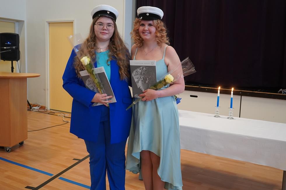 Syksyn ylioppilaat Sini Kyykallio ja Heidi Eronen saivat valkolakkinsa tiistaina Ilomansin lukion juhlassa.
