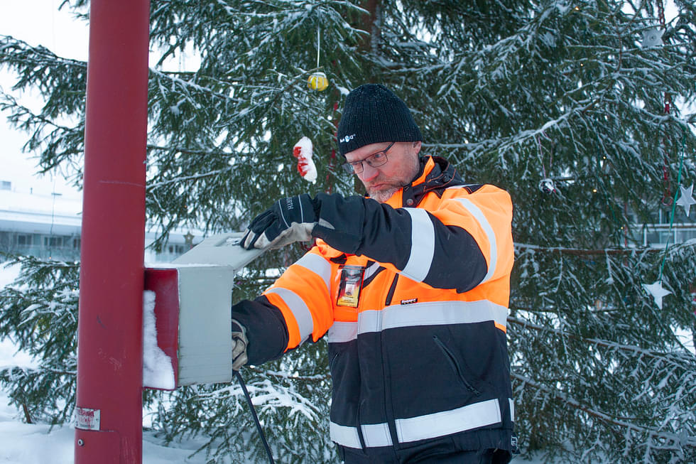 Puistotyöntekijä Esa Sivonen sai kunniakseen avata Ilomantsin joulukauden.