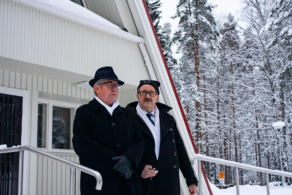 Vapaaehtoinen arkun kantaminen on Asko Mäkiselle ja Reijo Palviaiselle kunnia-asia.