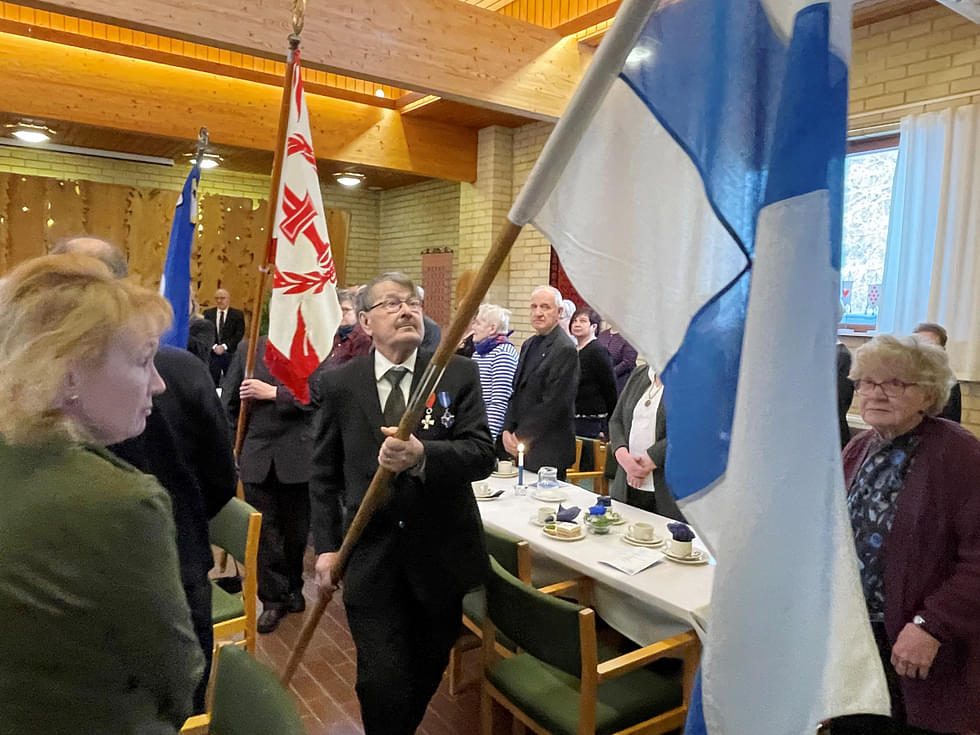 Tuupovaaran seurakuntatalolla itsenäisyyspäivän juhlassa oli salin täydeltä Suomen 106. itsenäisyyden vuotta kunnioittavia tuupovaaralaisia.