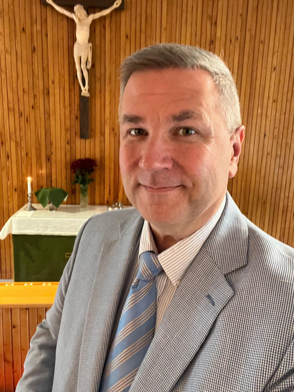 Pekka Varonen Kivilahden kirkon messussa syyskuussa 2023.