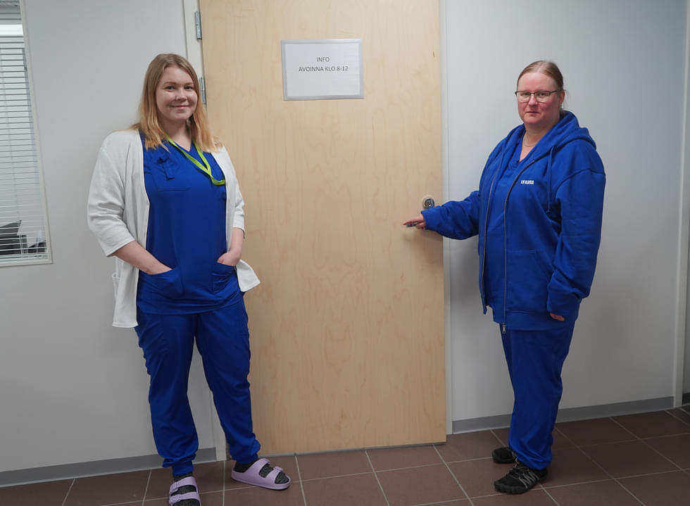 Sairaanhoitaja Pauliina Mustonen ja lähihoitaja Kaisa Sallinen vuorottelevat infossa, jossa heidän lisäkseen työskentelee myös muita sairaan- ja lähihoitajia.