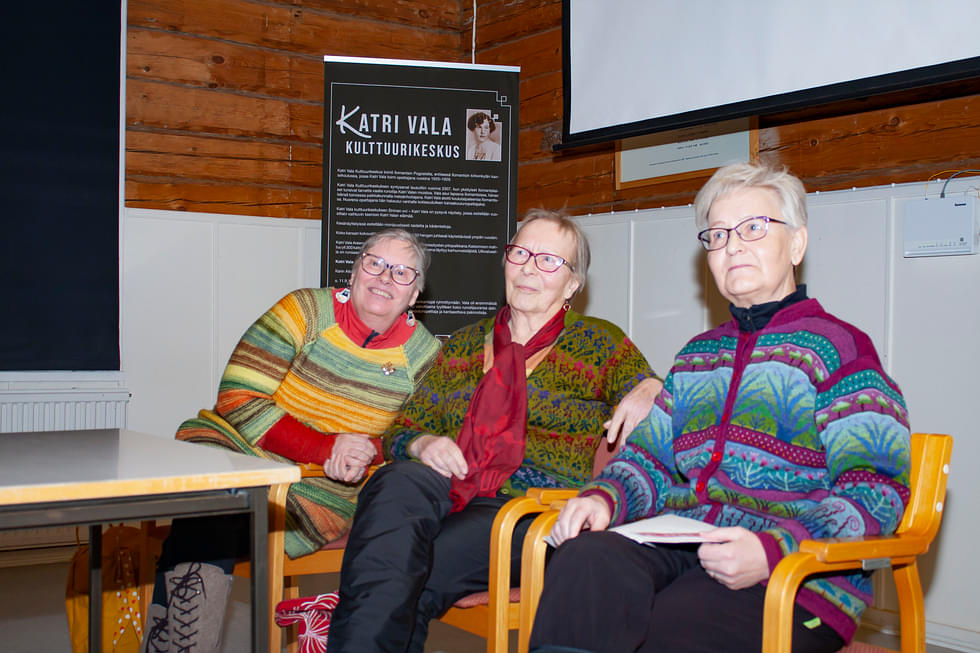 Pogostan Sanomien entiset päätoimittajat Leila Virnes, Anja Kangas ja Aino Pesu avasivat luentosarjan Katri Vala kulttuurikeskuksessa.