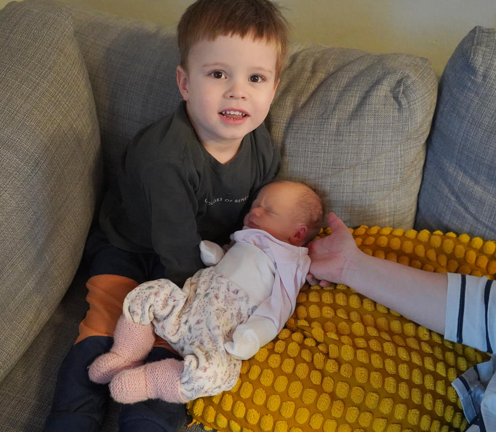 Kolmevuotias Kusti Kettunen hellii ja hoivaa mielellään pikkusiskoaan, joka on vuoden 2024 ensimmäinen ilomantsilainen vauva. 