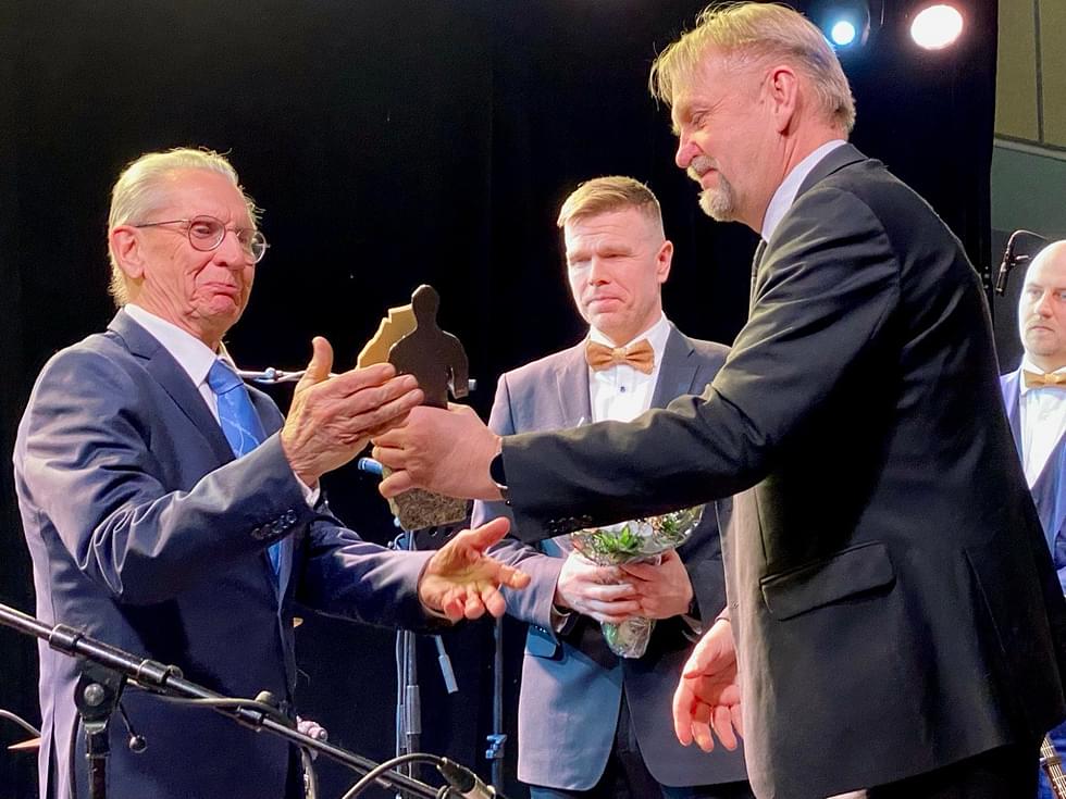 Ouneva Oy:n perustaja Heikki Nevalainen vastaanotti palkinnon kansanedustaja Seppo Eskeliseltä ja maakuntajohtaja Markus Hirvoselta. 