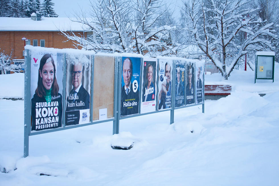 Presidenttivaalien mainokset ovat lumisella Ilomantsin torilla.