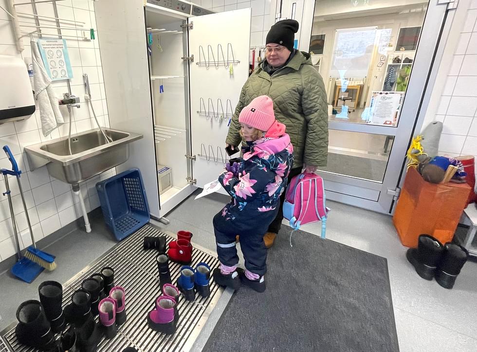 Mervi Juvonen haki alkuviikosta tyttärensä Maisa Juvosen esikoulusta, joka toimii Kiihtelysvaaran alakoulun ja päiväkodin kainalossa.