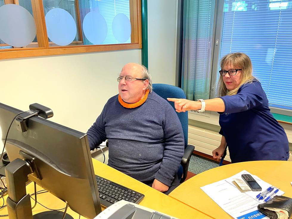 Tuupovaaran palvelupisteellä asiakkaiden käytössä olevan tietokoneen äärellä palveluneuvoja Satu Parviainen neuvoi Esko Tolvasen pyynnöstä, kuinka verkkopalveluista kirjauduttiin ulos oikein.