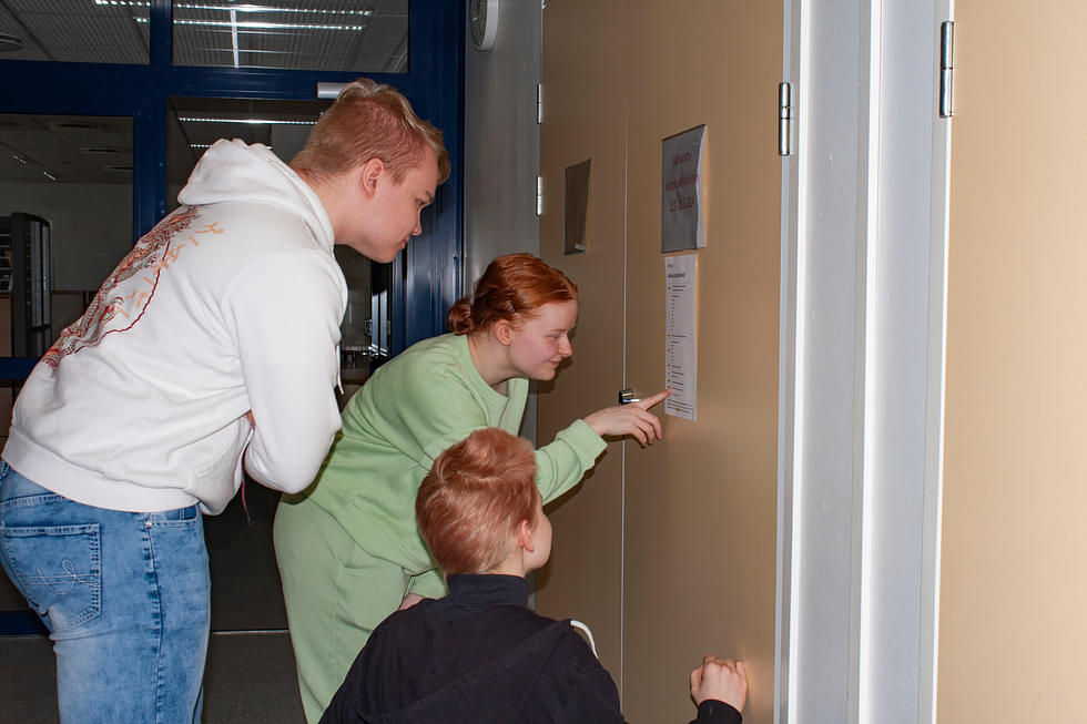 Abiturientit Leevi Ronkainen, Milla Savolainen ja Noah Romppainen tutkivat ylioppilaskokeiden aikatauluja.