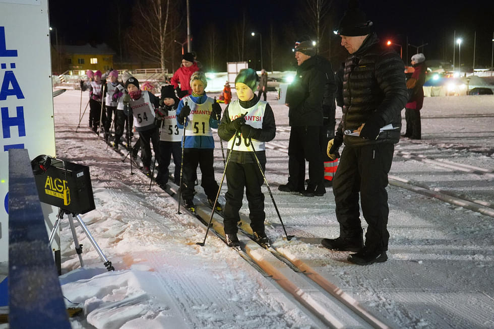 Pojat 2016 syntyneet lähdössä kilometrin lenkilleen. Lähtövuoroa odottaa Arttu Rautiainen ja hänen takanaan Antti Ikonen.