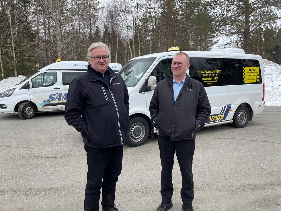 Koverolaiset Kalevi Tahvanainen ja Heikki Piekiäinen eivät kilpaile taksikyydeistä keskenään, vaikka asiakkaat ovat molemmilla vähentyneet. 