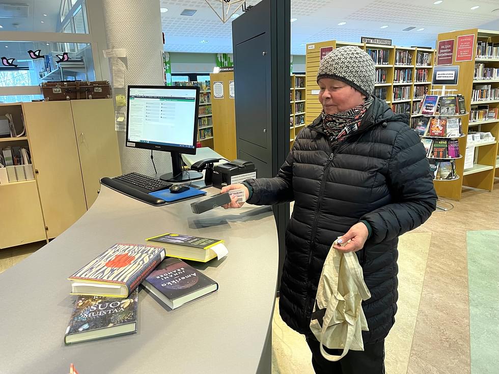 Leena Rannikko kävi Kiihtelysvaaran kirjastossa palauttamassa kuuntelemansa ja hakemassa tilaamansa uudet äänikirjat keskiviikkona, kun kirjasto on auki kello 18 saakka. Rannikon toivomassa omatoimikirjastossa avautuisivat ovet asiakkaalle kirjastokortilla joka päivä kello 21 saakka.