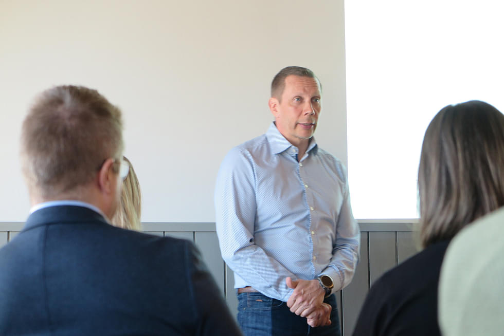 Ouneva Groupin toimitusjohtaja Mikko Nevalainen selitti Joensuun kaupunginvaltuuston jäsenille ja muutamille virkahenkilöille, miksi kaupungin tarjoamat peruspalvelut ovat elinehto myös Ouneva Oy:n kahden tehtaan toiminnalle.