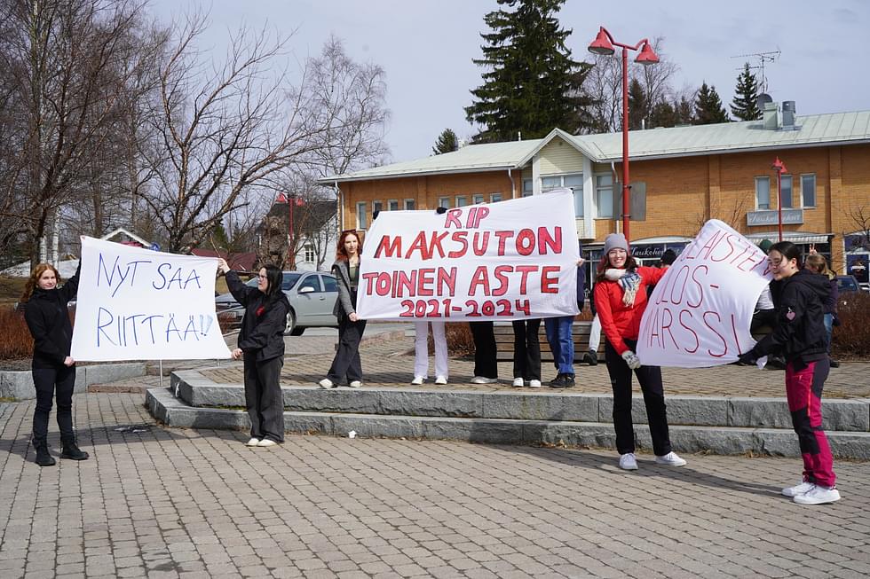 Ilomantsin lukion opiskelijat osallistuivat Suomen lukiolaisten liiton innoittamana ulosmarssiin, jolla vastustettiin hallituksen suunnittelemia leikkauksia, jotka kohdistuisivat toisen asteen opiskelijoihin.