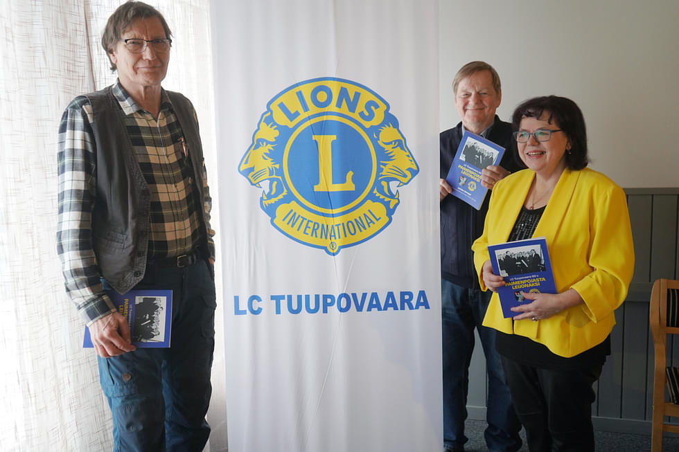 Hemmo Leinonen, Martti Kuutti ja Tuula Kuutti nauttivat toiminnastaan LC Tuupovaaran klubissa. He iloitsevat juhlavuodeksi valmistuneesta historiikista.