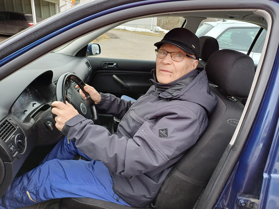 Ilomantsilainen 83-vuotias Veikko Tahvanainen ei ole kokenut ajokorttitestiä haasteellisena.