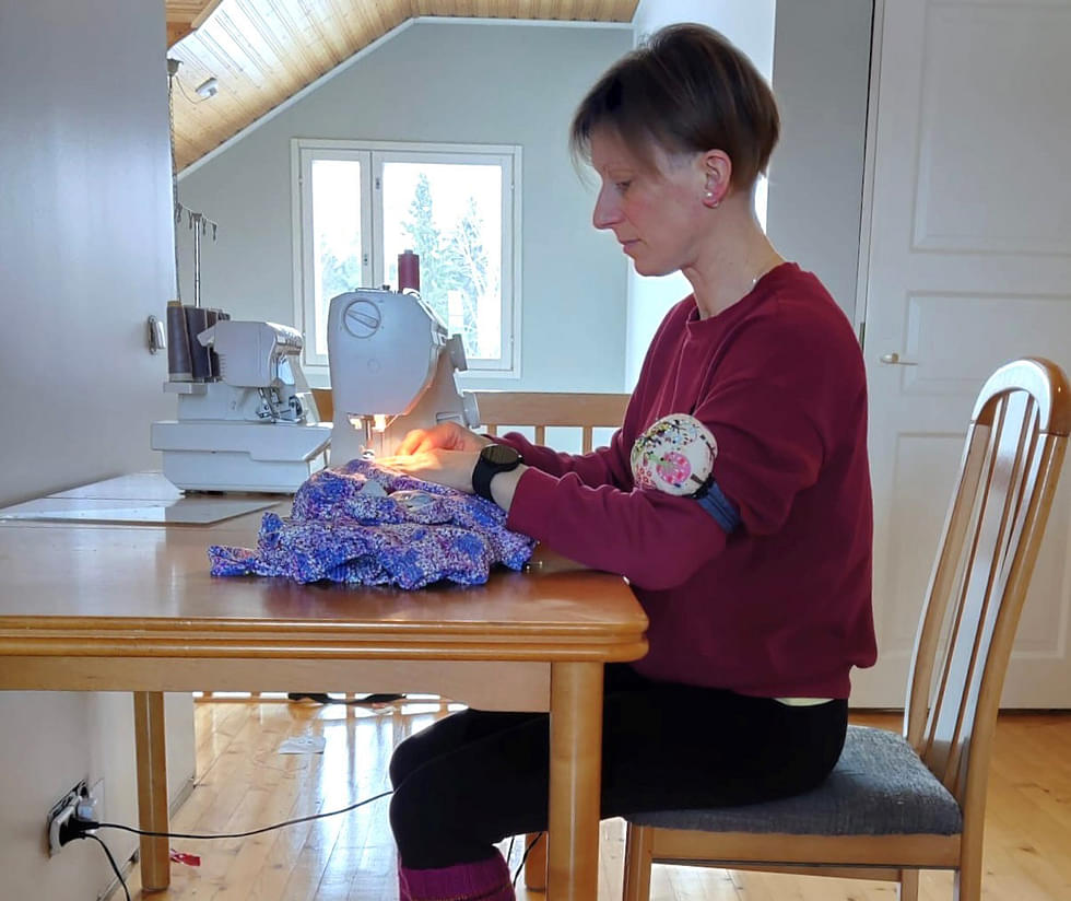 Ompelija Minna Kekkonen työnsä ääressä kotonaan Kinnasniemessä. Kuvan äidistä otti hänen tyttärensä, viisivuotias Anni Kekkonen.