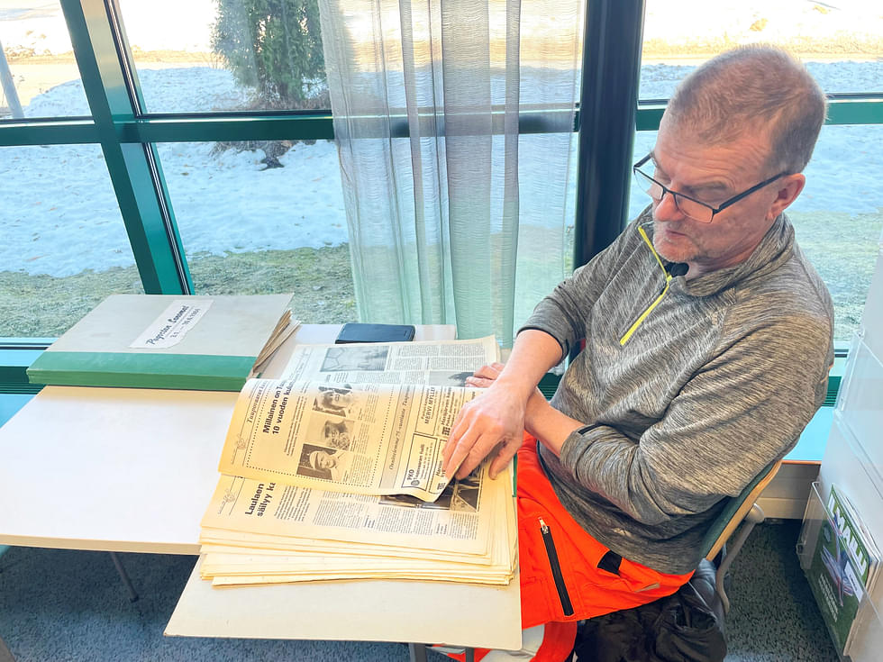 Kevään mittaan on Jukka Heikura usein pistäytynyt työpäivän jälkeen lukemassa Pogostan Sanomien vuosikertoja, vuosi kerrallaan. Kuvassa lehti, joka ilmestyi 14. elokuuta 1984, Tuupovaaran kunnan täyttäessä 75 vuotta.