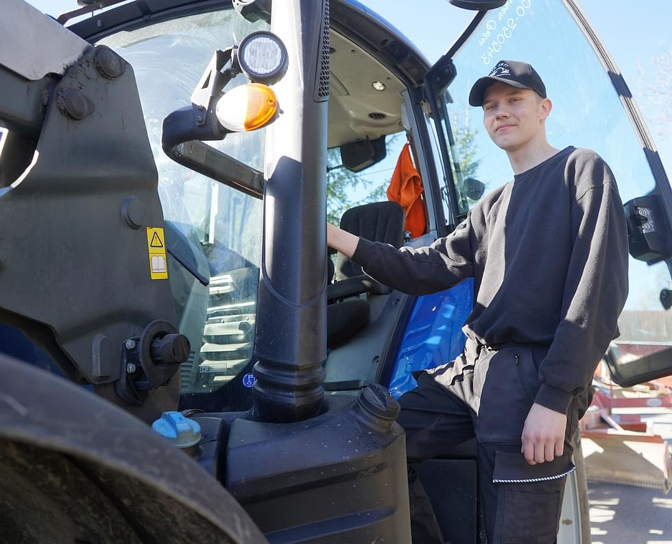 Erno Tossavainen pitää traktorilla tekemästään työstä.