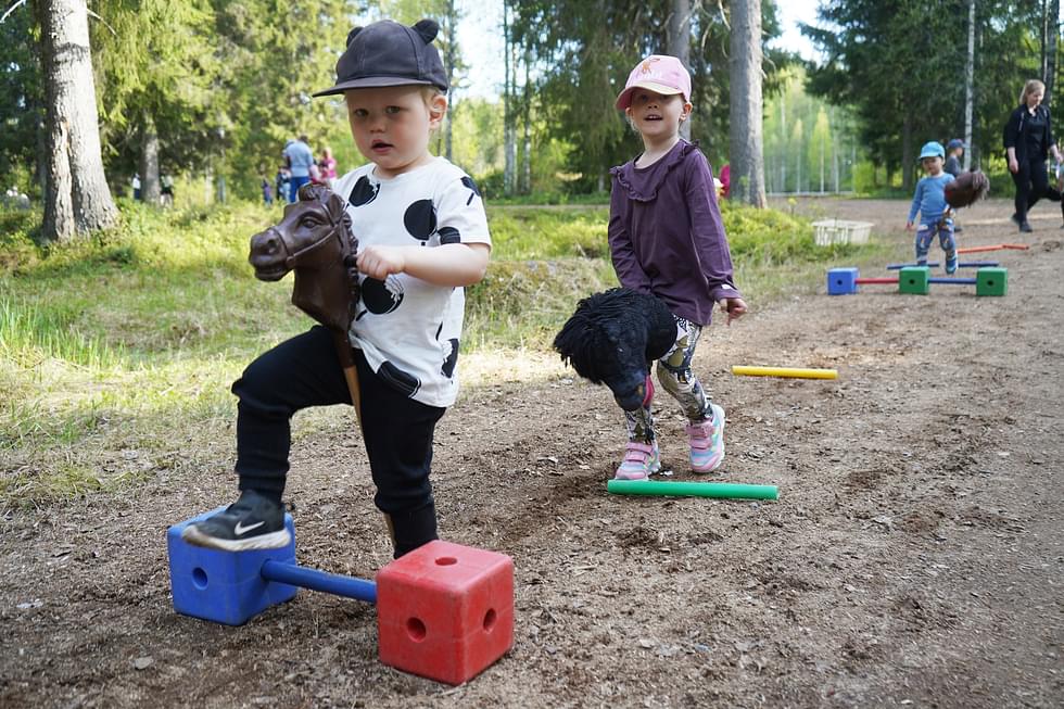 Kaksivuotias Eelis Lauronen ja neljän vanha Milja Räty innostuivat keppariradasta.