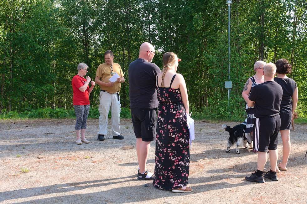 Useita koiranomistajia saapui paikan päälle kuulemaan tulevan koirapuiston rakentamisesta. Ilomantsin kunnan työvastaava Petteri Romppainen esitteli piirustuksia ja paikkaa.