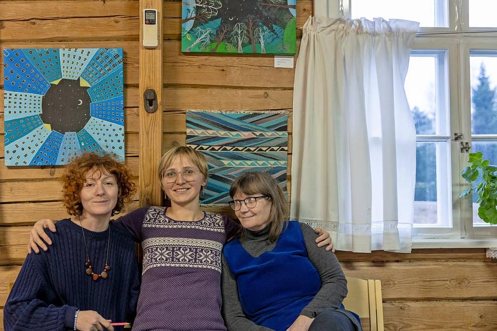 Taiteilijat Nataliia Deineka (vas.) ja Polina Kuznetsova ovat onnellisia näyttelytilasta Louhitalolla. Oikealla Värtsilässä taiteilijaresidenssiä pitävä Karoliina Arvilommi, joka on tukenut taiteilijoita Suomessa asumisen alkutaipaleella.