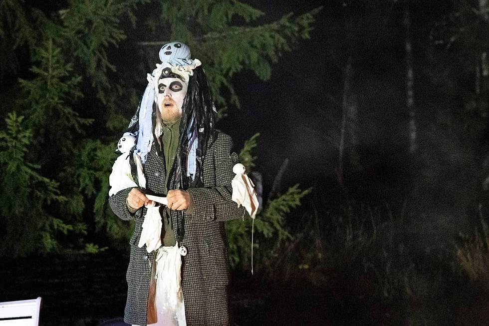 Selkien halloweenkekkereissä oli tänä vuonna kummitusseikkailu, jossa Kalevi Kummitus eli Ilkka Ritvanen pyysi paikalle tulleita etsimään hänen kaverinaan varastettua valoa.