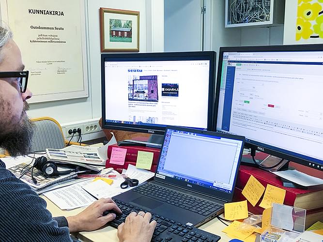 5. Uutisia siirretään jatkuvasti verkkoon. Toisinaan jotkut uutiset julkaistaan pelkästään verkkosivuilla. Kuvassa Outokummun Seudun toimittaja Pasi Huttunen. 