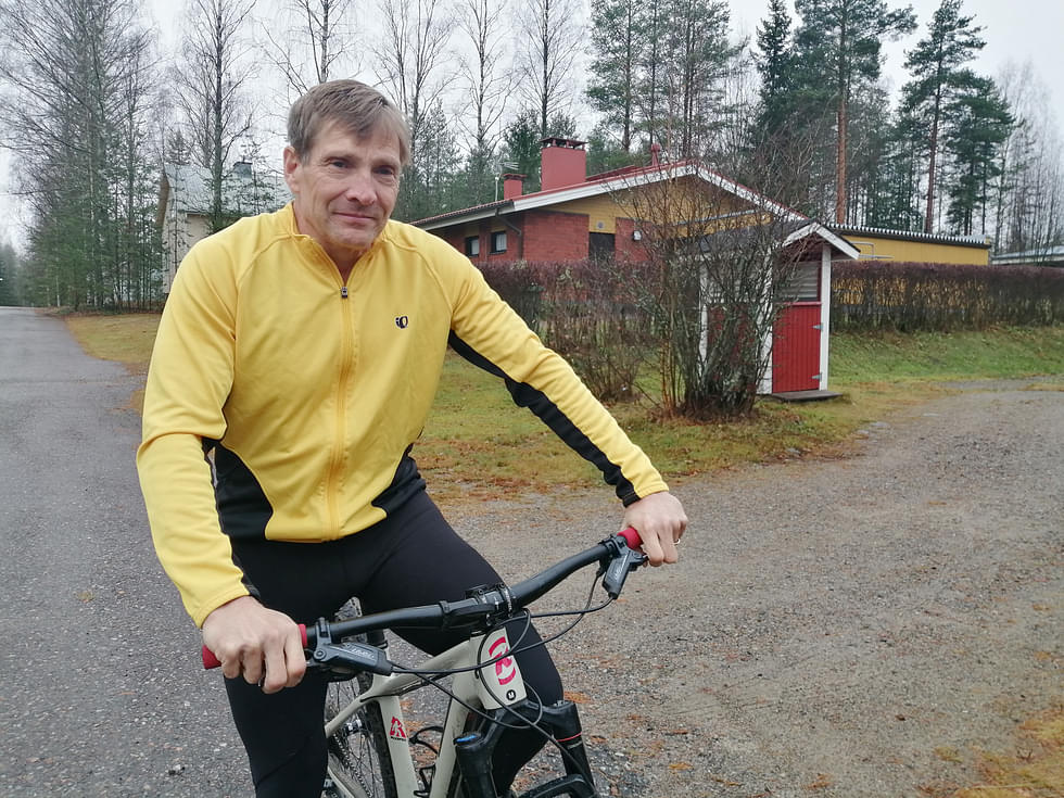Toby Jones testailee maastopyörääsä talonsa edustalla. Hän pyöräilee kaikkina vuodenaikoina ulkona, mutta toisinaan sateinen sää saa hänet innostumaan sisätilaharjoittelustakin.