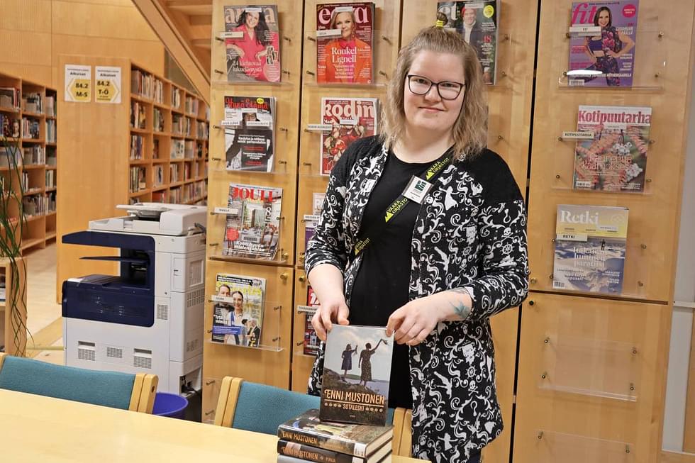 Kirjastovirkailija Tiia Lehikoinen kokosi kirjoja kotipalvelun asiakkaalle.