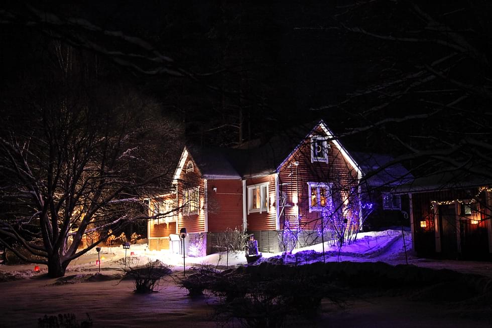Rakennusten ja pihapiirin valaistus on joulun aikaan täydessä loistossaan.