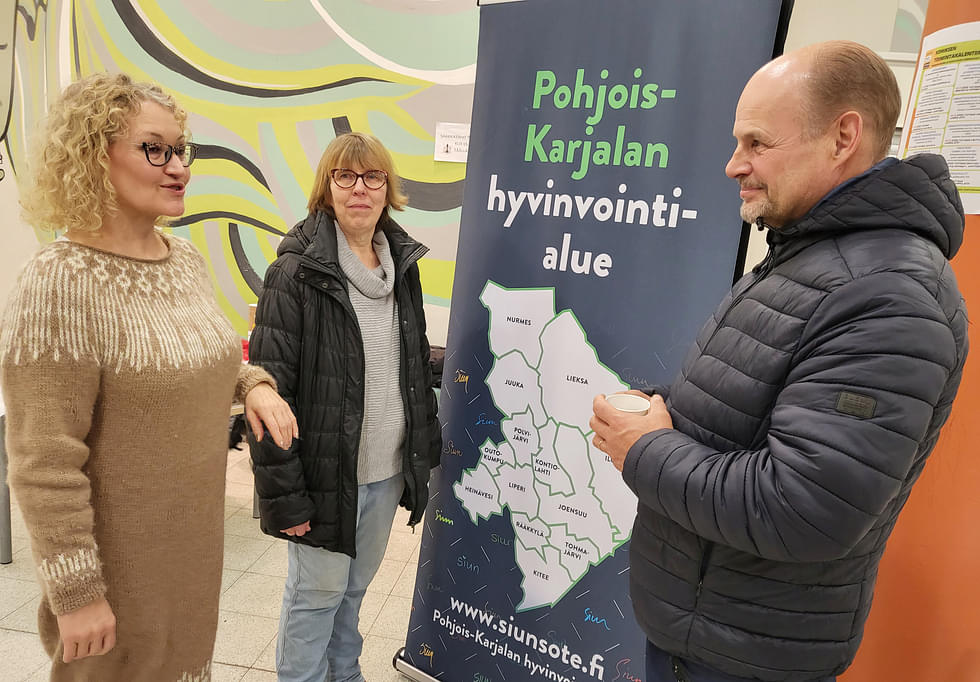 Aira Kukkonen (keskellä) pääsi kertomaan toiveistaan Maarita Mannelinille ja Kari Kulmalalle.