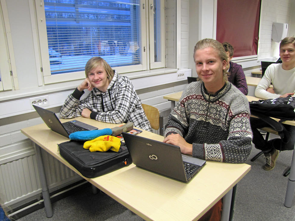 Kemian projekti on kätevä toteuttaa omalla läppärillä, kun sen vain muistaa ottaa kouluun mukaan. Kuvassa 10 vuoden takaa Kontiolahden lukion opiskelijat Riku Kortelainen (vasemmalla) ja Mauno Rissanen.