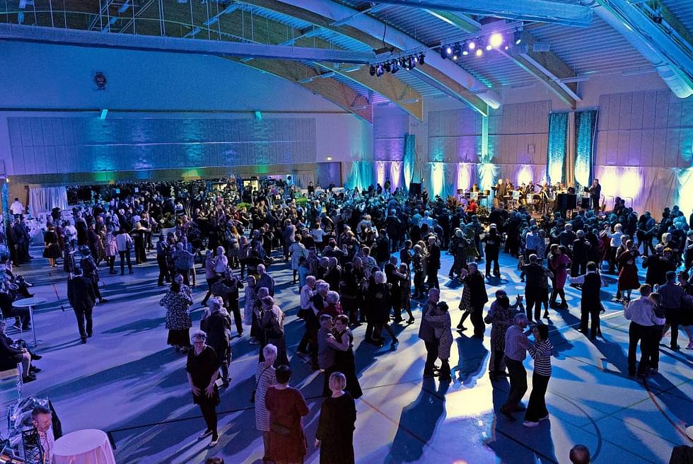 Parhaimmillaan liikuntasalilla oli tanssimassa yhtä aikaa noin 800 henkilöä. 