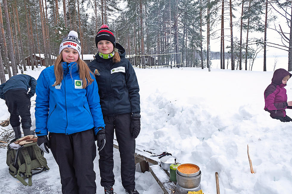 Menni Turunen (vasemmalta) ja Siiri Tiainen olivat Kipinä-leirin ensikertalaisia, mutta muuten jo kokeneita retkeilijöitä.