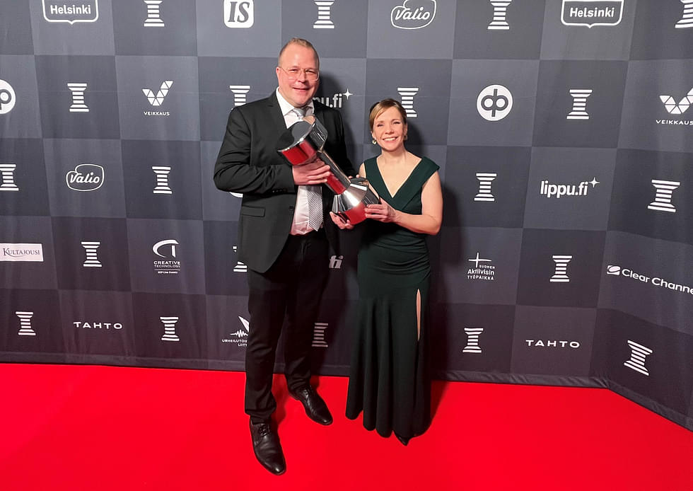 Kunnanjohtaja Jari Tuononen ja vapaa-aikapäällikkö Sari Jormanainen pitävät Uno-palkintoa käsissään.