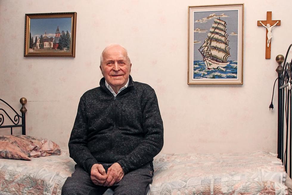 90-vuotiaan Toivo Sivosen päivät kuluvat muun muassa lehtiä lukien ja radiota kuunnellen.