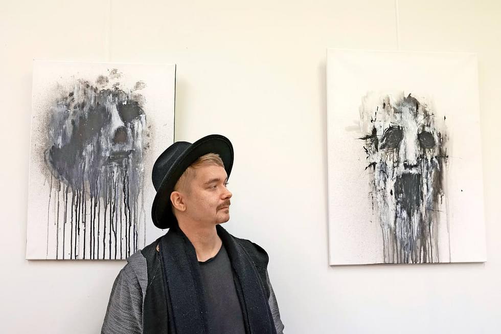 Samu Niiranen on harrastanut maalausta aktiivisesti muutaman vuoden ajan, ja nyt hänen töitään on nähtävillä Lehmon kirjastossa.
