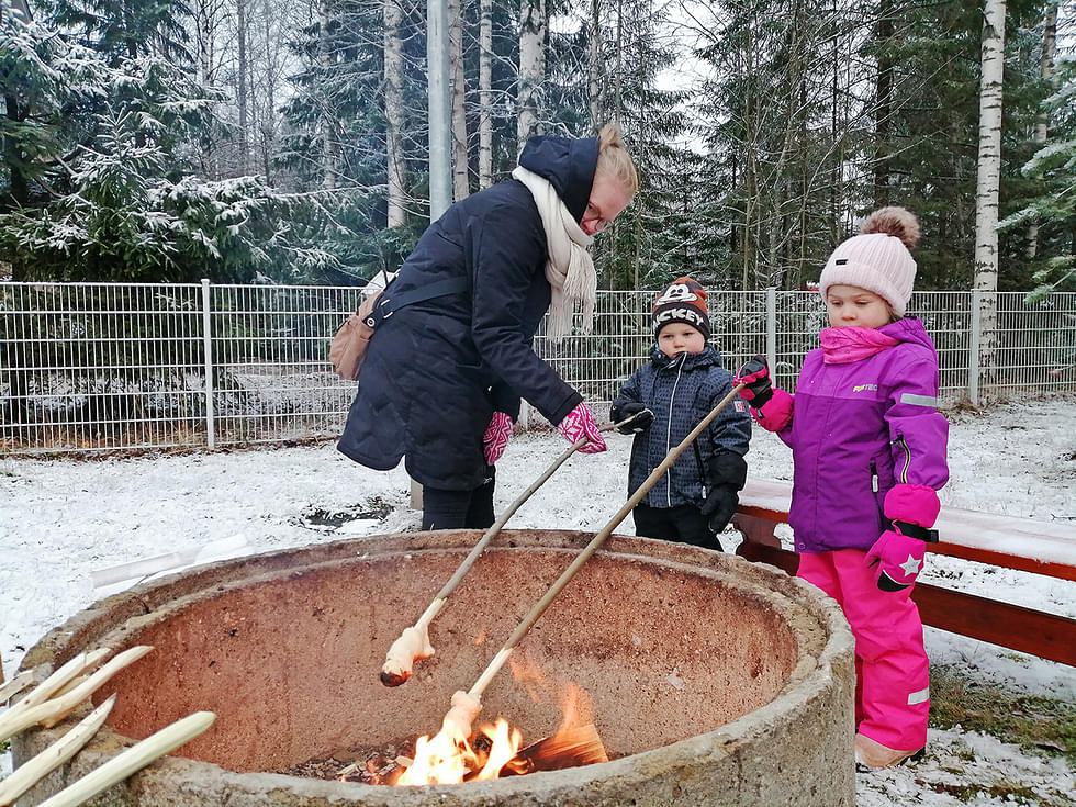 Joensuulaisilta lapsilta kysytään mielipiteitä päiväkodeista ja perhepäivähoidosta. Arkistokuvassa Mönkkösen perhe. 