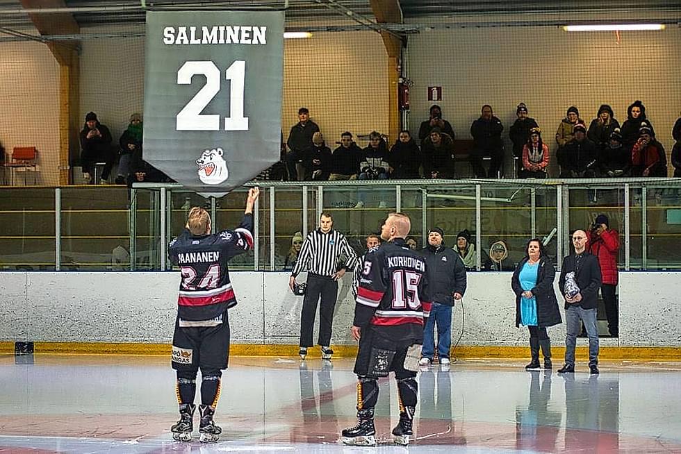 35-vuotiaan maalivahti Jasu Salmisen pelinumero 21 jäädytettiin loppiaisena.