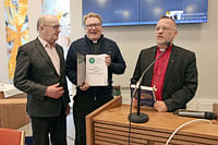 Kiitollisuus, kunnioitus ja kohtuus toivat Kontiolahden seurakunnalle ympäristödiplomin - diplomin kävi viime viikolla luovuttamassa piispa Jari Jolkkonen.