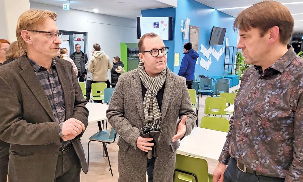 Ilpo Saarelainen (vas.), Kari Huttunen ja Tommi Hirvonen vaihtoivat ajatuksia tilaisuuden jälkeen Onttolan koulun ruokasalissa.